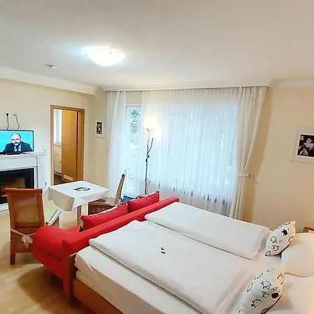 Parkhotel Inklusive Chiemgaukarte 招待所 3*