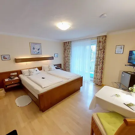 招待所 Parkhotel Inklusive Chiemgaukarte 鲁波尔丁